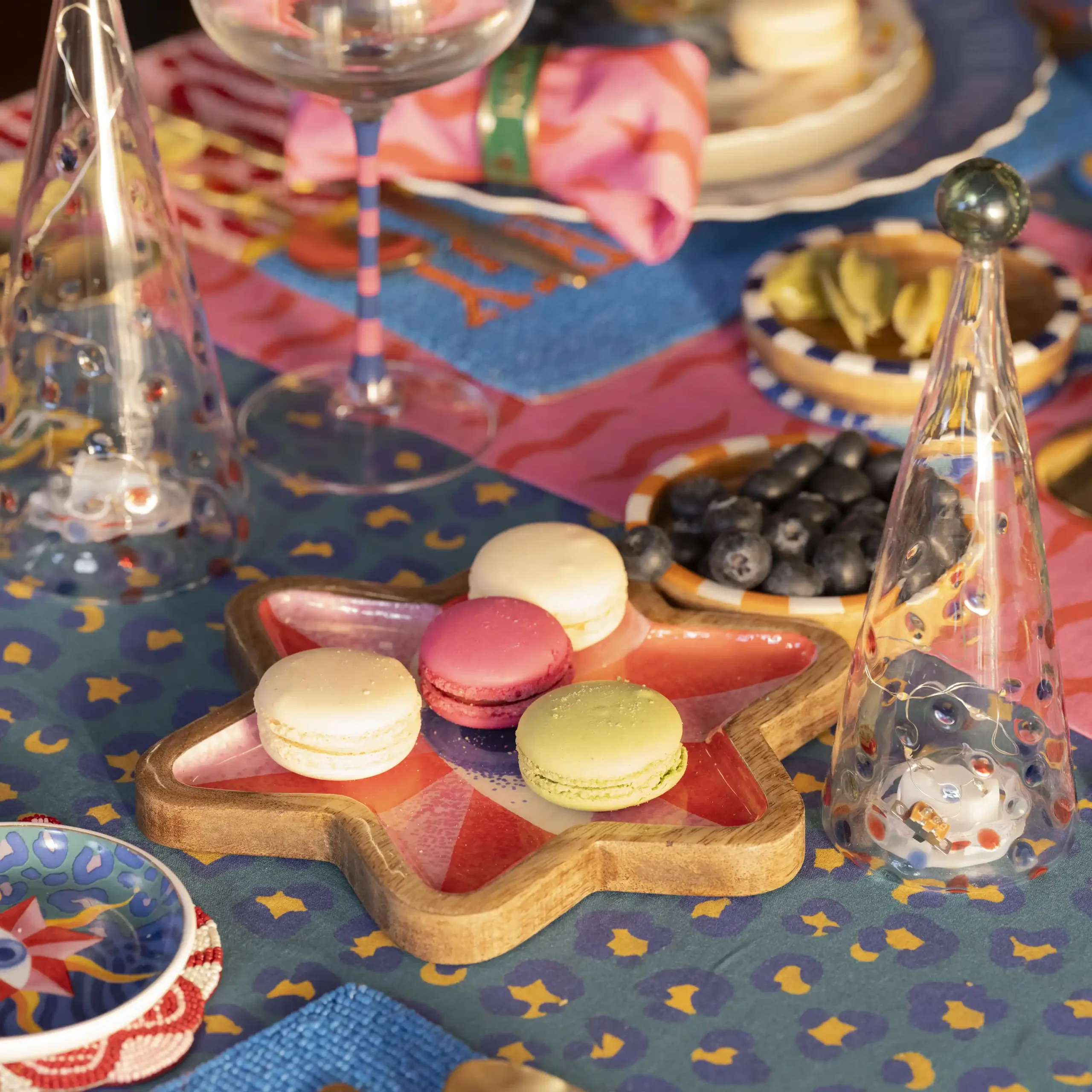 Fransiz Esintili Tatlilarla Sofrada Kucuk Bir Sov scaled